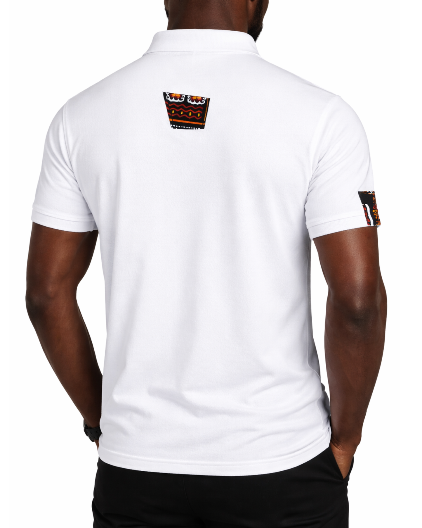 Polo homme blanc à empiècements Ankara – Imprimé africain noir/rouge/or (Coupe classique)